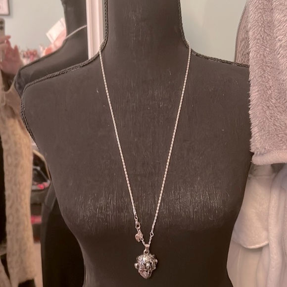 BETSEY JOHNSON SILVER DETAILED SKULL NECKLACE WITH RUBY EYES - Picture 8 of 13